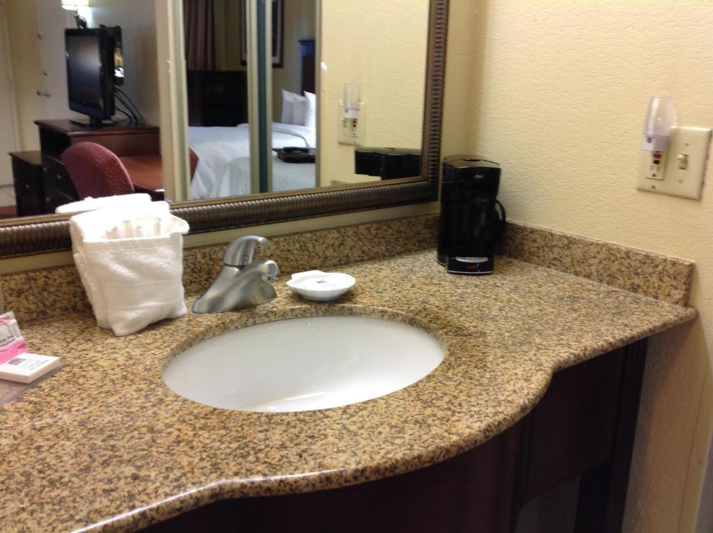 Baymont Inn & Suites By Wyndham The Woodlands Shenandoah Room photo